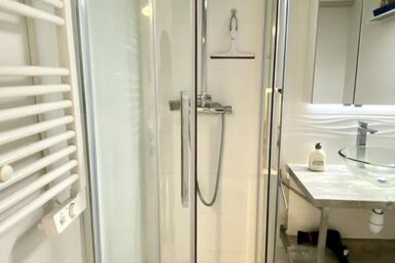 Douche, sèche-cheveux