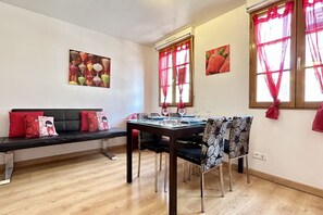 Dining - Gîte 6, 3-person apartment in the city center (Le Crotoy)