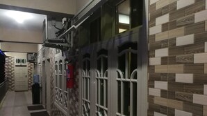 Un couloir aux murs décorés de motifs, un distributeur d’eau et un extincteur.