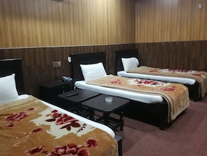 Tabla de planchar con plancha y ropa de cama