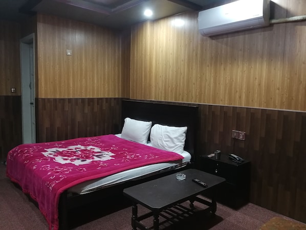 Tabla de planchar con plancha y ropa de cama