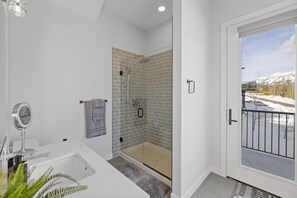 Duschwanne, Haartrockner, Bidet, Handtücher