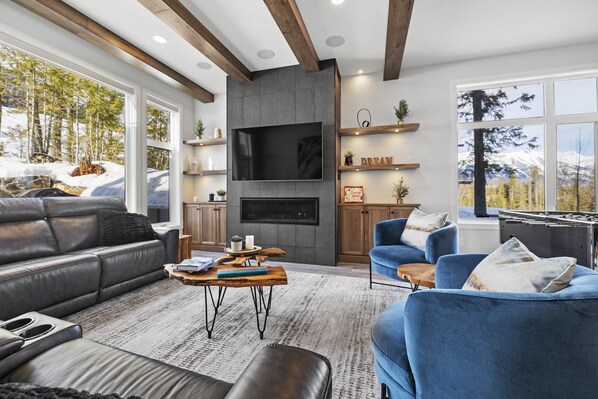 TV connectée, cheminée, jeux vidéo, baby-foot