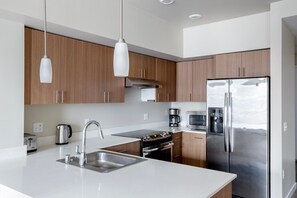 冷蔵庫、電子レンジ、オーブン、食器洗い機