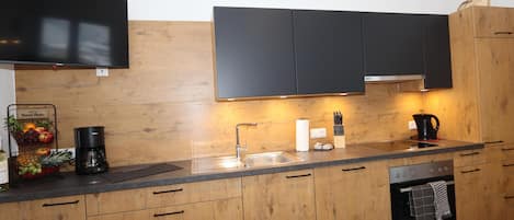 Een koelkast, een oven, een kookplaat, een vaatwasser
