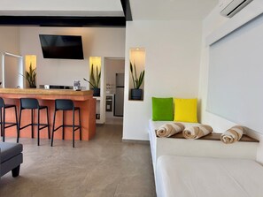 Ropa de cama de alta calidad y caja de seguridad en la habitación 