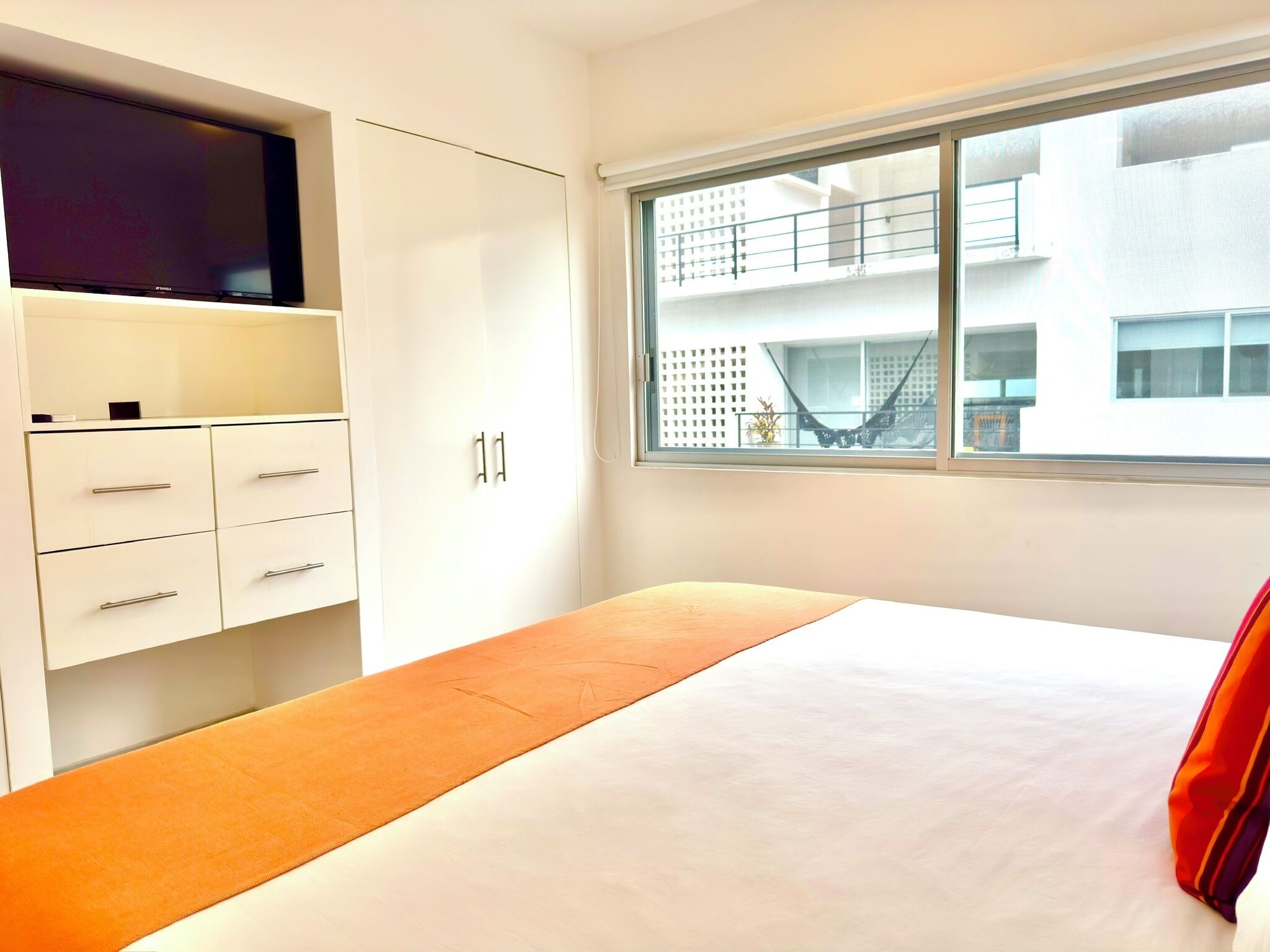 高级开间套房 | 高档床上用品、客房内保险箱、特色装修、特色家居