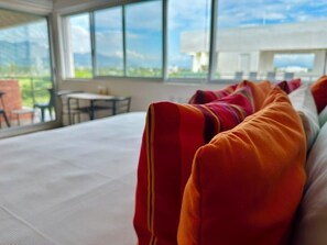 Suite estudio empresarial | Ropa de cama de alta calidad y caja de seguridad en la habitación 