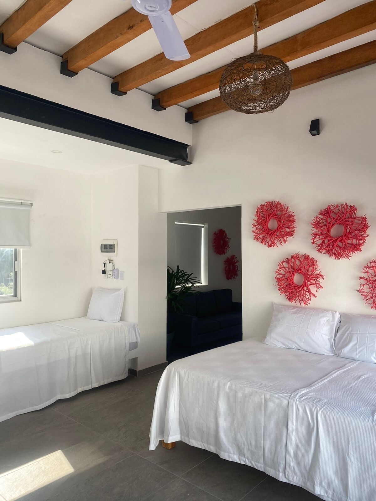 Ropa de cama de alta calidad y caja de seguridad en la habitación 