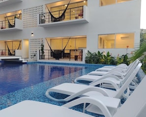 Una piscina al aire libre