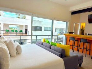 Ropa de cama de alta calidad y caja de seguridad en la habitación 