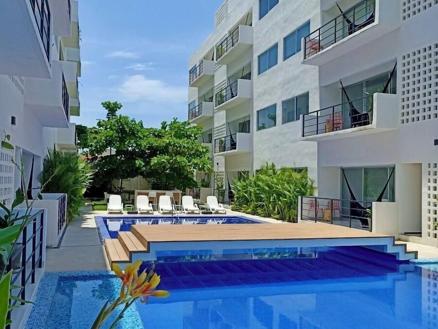 Una piscina al aire libre