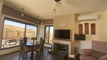 Smart TV, fireplace, stereo
