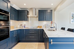 Unclassified image, 5 of 38, button