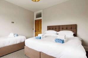 2 bedrooms, iron/ironing board, WiFi, bed sheets - Park Lake View - Poole Park Lake Views (Poole)