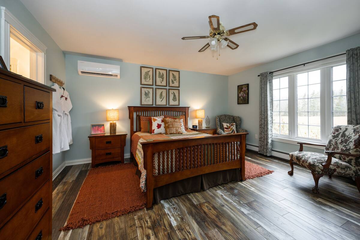 Deluxe Room | Premium bedding, Tempur-Pedic beds, WiFi (free), individually decorated