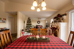 21-inch Smart TV with digital channels, TV, Netflix - Baker Shore Bed and Breakfast (North Bedeque)