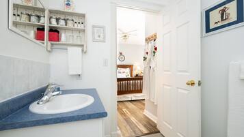 Standard Room | Bathroom | Hair dryer, bathrobes, towels