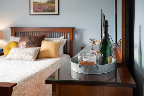 Comfort Room | Premium bedding, Tempur-Pedic beds, individually decorated - Baker Shore Bed and Breakfast (North Bedeque)