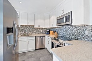 Køleskab, mikrobølgeovn, ovn, kogeplade