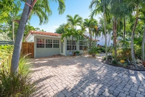 Exterior - Chic Victoria Park Villa-  3BR-2BA w/ Heated Pool & Spa (Fort Lauderdale)