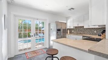 Een koelkast, een microgolfoven, een oven, een kookplaat