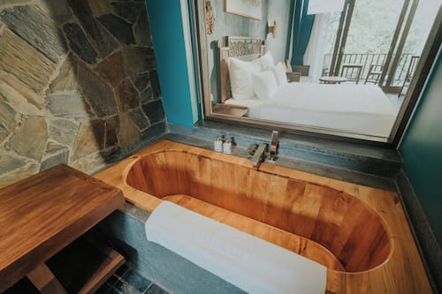 Deep-soaking bathtub