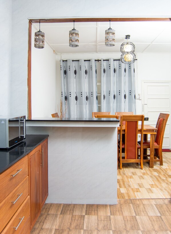 Fridge, microwave, stovetop, electric kettle - Casa remodelada aconchegante, no centro da cidade (Chimoio)