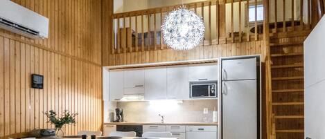 Frigorifero, microonde, lavastoviglie, pentole/stoviglie/utensili