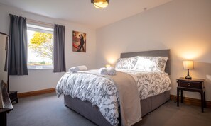 4 habitaciones, decoración personalizada, muebles diferentes y cunas 