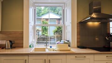 Stuga | Eget kök | Kylskåp, diskmaskin och grytor/köksredskap