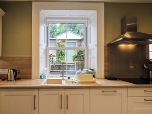 Cottage | Private kitchen | Fridge, dishwasher, cookware/dishes/utensils - Sandburne Cottage (Keswick)