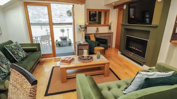 Cottage | Living area | Fireplace, video-game console, DVD player