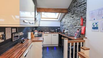 Cottage | Private kitchen | Fridge, dishwasher, cookware/dishes/utensils