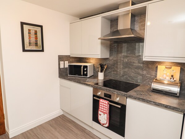 Fridge, dishwasher, cookware/dishes/utensils