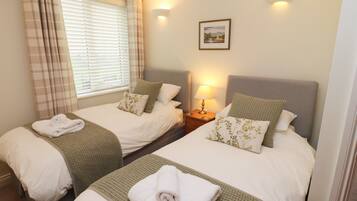 2 Schlafzimmer, individuell dekoriert, individuell eingerichtet