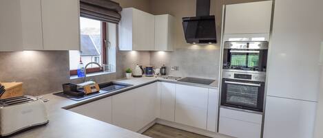 Fridge, dishwasher, cookware/dishes/utensils
