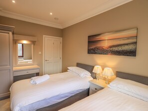 2 Schlafzimmer, individuell dekoriert, individuell eingerichtet