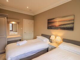 2 dormitorios, decoración individual, mobiliario individual