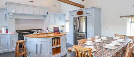 Fridge, dishwasher, cookware/dishes/utensils