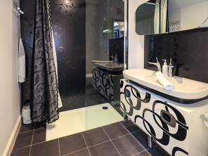 Cottage | Bathroom | Shower, hair dryer - Le Chalet (Ambleside)