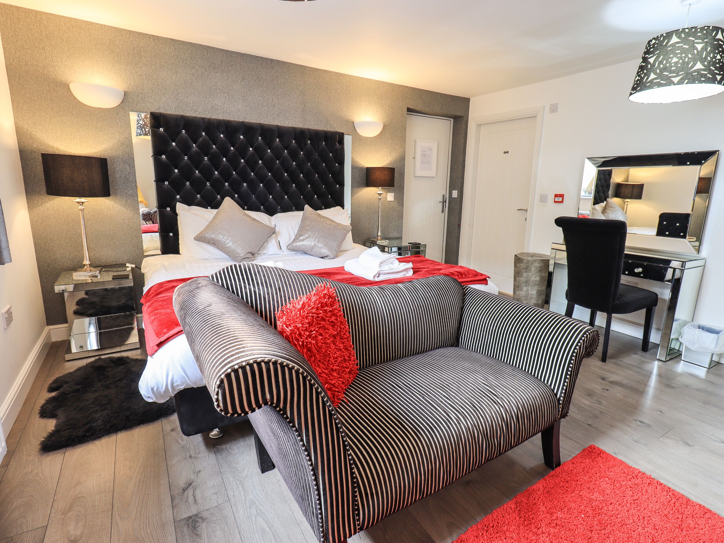 6 habitaciones, decoración personalizada y muebles diferentes 