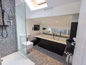 Cottage | Bathroom | Shower, hair dryer