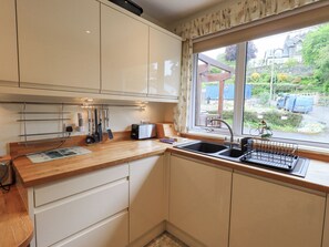 Cottage | Private kitchen | Fridge, dishwasher, cookware/dishes/utensils - Fellcroft (Ambleside)