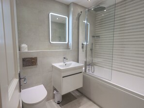 Cottage | Bathroom - Romney 17 (Ambleside)