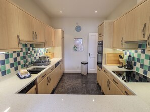 Cottage | Private kitchen | Fridge, dishwasher, cookware/dishes/utensils - Romney 17 (Ambleside)