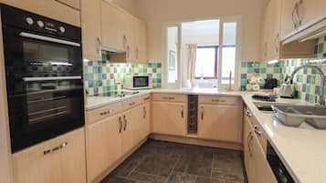 Cottage | Bếp riêng | Tủ lạnh, máy rửa bát, dụng cụ nấu nướng/bát dĩa/dao nĩa