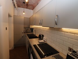 Refrigerador, lavavajillas, utensilios de cocina