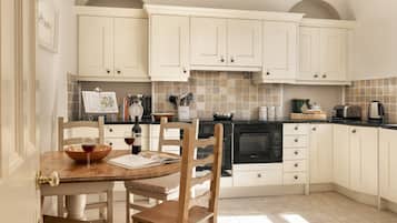 Refrigerador, lavavajillas, utensilios de cocina