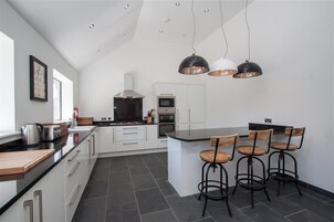 Refrigerador, lavavajillas, utensilios de cocina